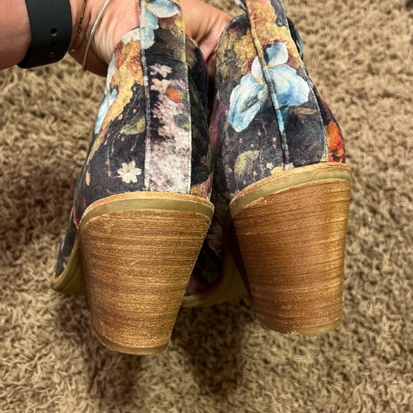 Sofft Brand Floral Bootie. Size 9 - Picture 8 of 10